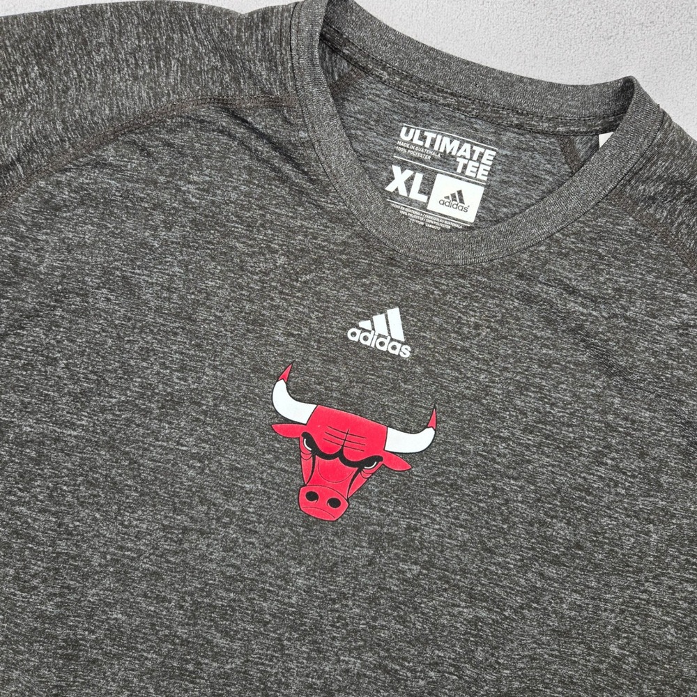 Adidas XL Chicago Bulls Long Sleeve Shirt Mens Charcoal Heather Athletic Tee